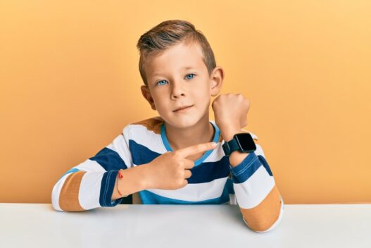 Dreng med armbåndsur